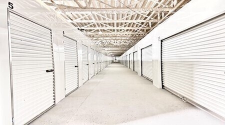 Facility photo: //images.sparefoot.com/medium/241856689ccc3c6df9d.jpeg