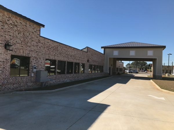 Facility photo: //images.sparefoot.com/medium/241867689e13e2b1664.jpg