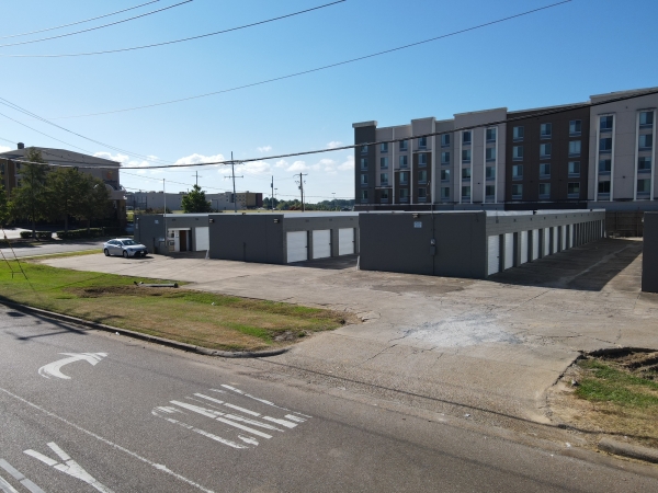 Facility photo: //images.sparefoot.com/medium/241869689e176eb4552.jpeg