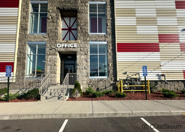 Facility photo: //images.sparefoot.com/medium/24188069031df413365.jpg