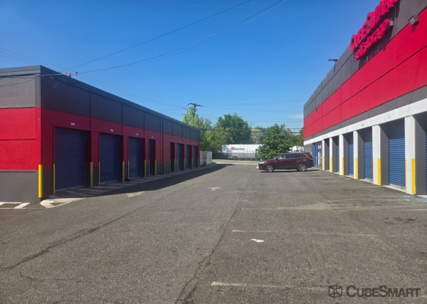 Facility photo: //images.sparefoot.com/medium/24189369eb17debda61.jpg