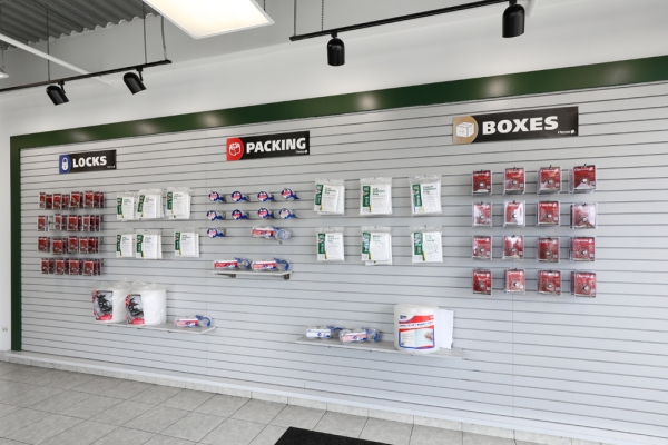 Facility photo: //images.sparefoot.com/medium/24192368ae29aee9b3c.jpg