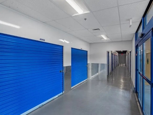 Facility photo: //images.sparefoot.com/medium/24192768bb0acbd2cfd.jpg