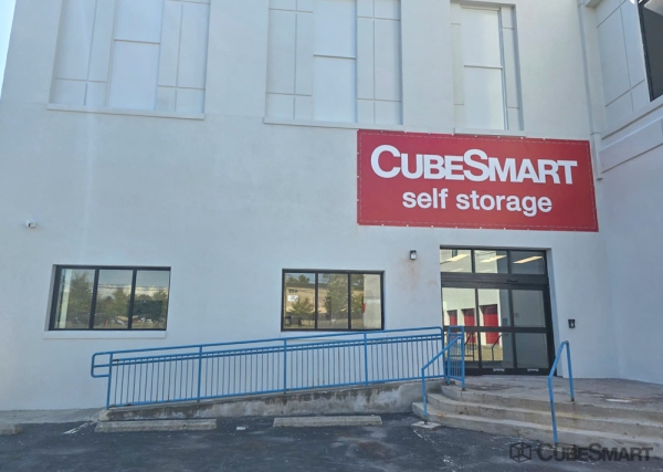 Facility photo: //images.sparefoot.com/medium/24192868e7802b3b61a.jpg