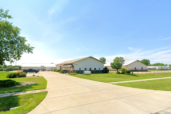 Facility photo: //images.sparefoot.com/medium/24193968c4871f31546.jpg