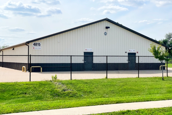 Facility photo: //images.sparefoot.com/medium/24193968c83e06b1442.jpg