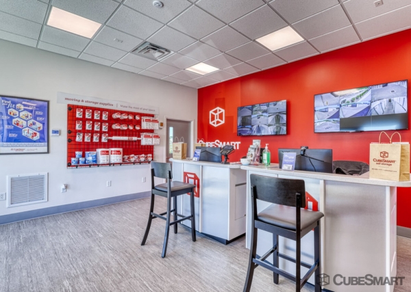 Facility photo: //images.sparefoot.com/medium/2419416a19444b94261.jpg