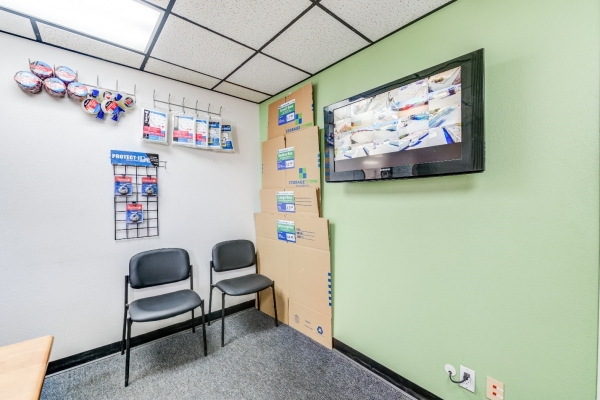 Facility photo: //images.sparefoot.com/medium/24194368b091020c844.jpg
