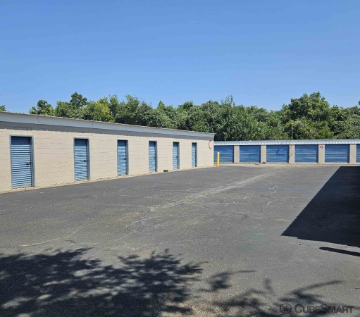 Facility photo: //images.sparefoot.com/medium/24195768cbedf87abbb.jpg