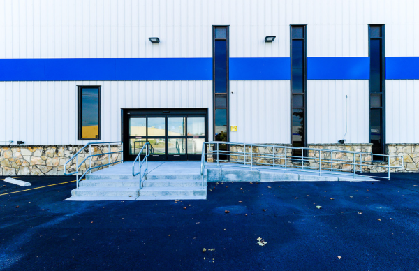 Facility photo: //images.sparefoot.com/medium/241964697a732c0fee0.png