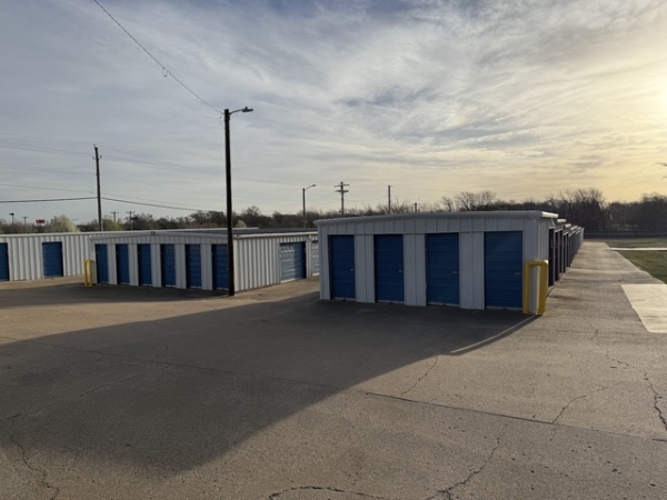 Facility photo: //images.sparefoot.com/medium/241982698397dd454dd.jpg