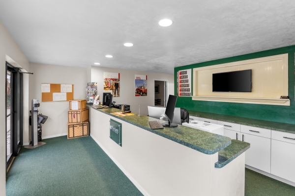 Facility photo: //images.sparefoot.com/medium/2419896969755b9268e.jpg