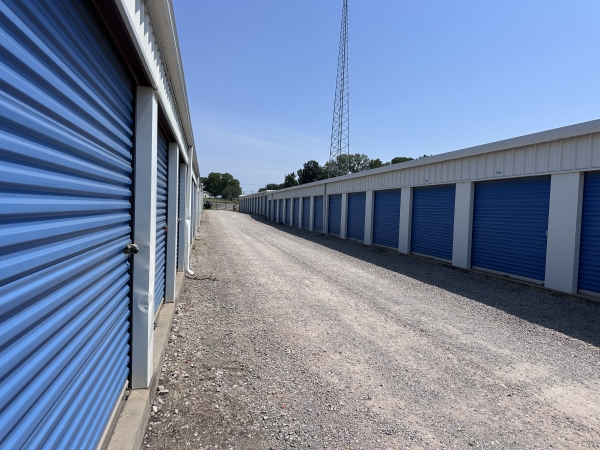 Facility photo: //images.sparefoot.com/medium/24199968c05c389a09f.jpg