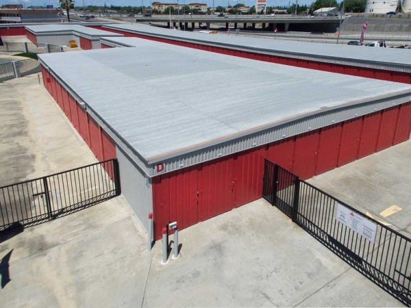 Facility photo: //images.sparefoot.com/medium/24202468bf300b3b1fd.jpg