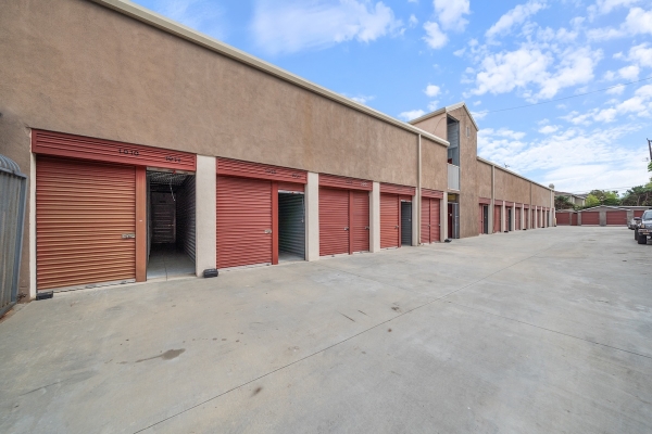 Facility photo: //images.sparefoot.com/medium/242025691e3b7905f44.jpg