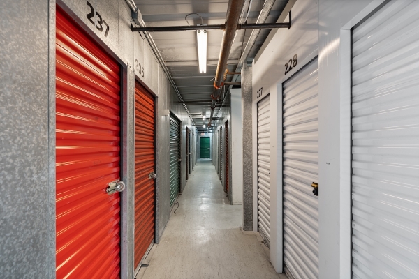 Facility photo: //images.sparefoot.com/medium/242025691e3b7aab55a.jpg