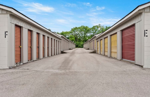 Facility photo: //images.sparefoot.com/medium/24203668bf6f6bd7e5a.jpg