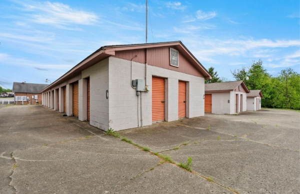 Facility photo: //images.sparefoot.com/medium/24203668bf6f726688d.jpg
