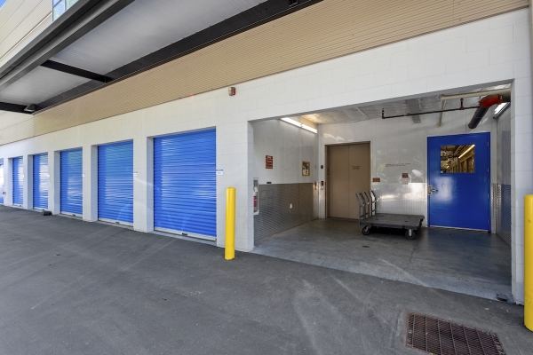 Facility photo: //images.sparefoot.com/medium/2420476a03bd0f3ff23.jpg