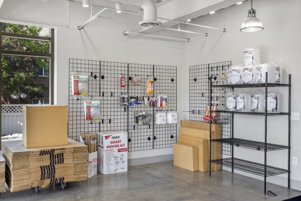 Facility photo: //images.sparefoot.com/medium/2420476a03bd1113b19.jpg