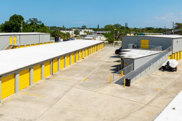 Facility photo: //images.sparefoot.com/medium/24207868c1884b1be66.jpg