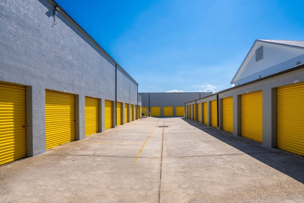 Facility photo: //images.sparefoot.com/medium/24207868c1884f8a8ee.jpg
