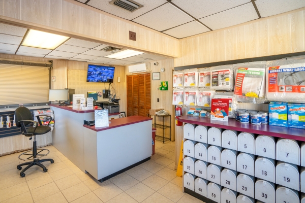 Facility photo: //images.sparefoot.com/medium/24207868c1885154d52.jpg