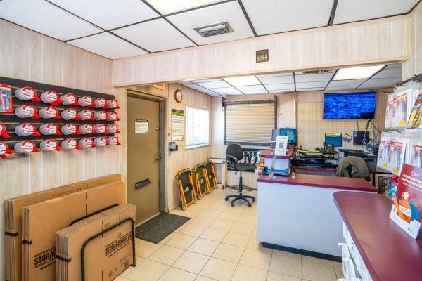 Facility photo: //images.sparefoot.com/medium/24207868c1885294e71.jpg