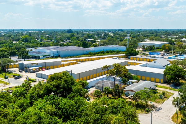 Facility photo: //images.sparefoot.com/medium/24207868c18858471d9.jpg