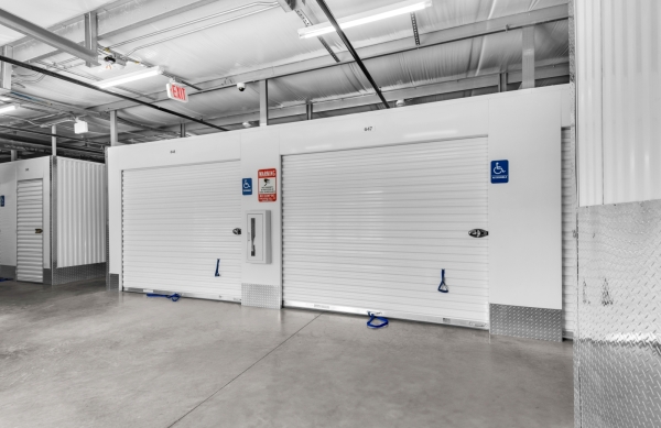 Facility photo: //images.sparefoot.com/medium/24208368c1ce19a06a7.jpg