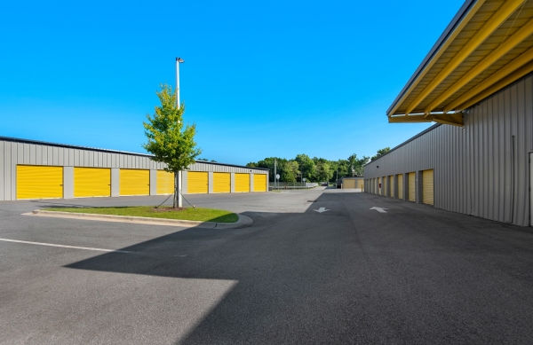 Facility photo: //images.sparefoot.com/medium/24208368c1ce204ad96.jpg