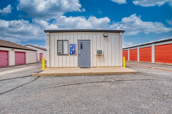 Facility photo: //images.sparefoot.com/medium/2420906a025ec1ea48d.jpg