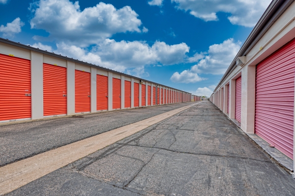 Facility photo: //images.sparefoot.com/medium/2420906a025ed66e20f.jpg