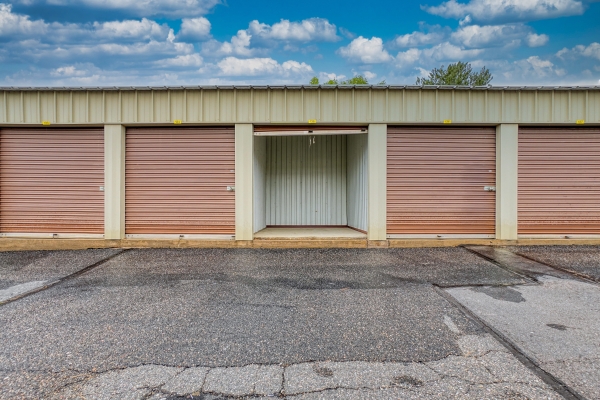 Facility photo: //images.sparefoot.com/medium/2420916a0260b5837c2.jpg