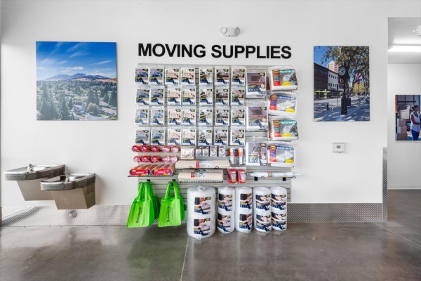 Facility photo: //images.sparefoot.com/medium/24209468c47b1f6c25c.jpg