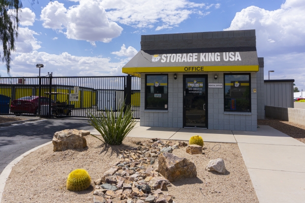 Facility photo: //images.sparefoot.com/medium/24211068c2ffcbcdb27.jpg