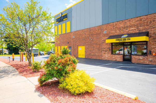 Facility photo: //images.sparefoot.com/medium/24211568c450f103e51.jpg
