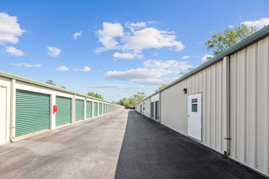 Facility photo: //images.sparefoot.com/medium/24211768c43017adc28.jpg