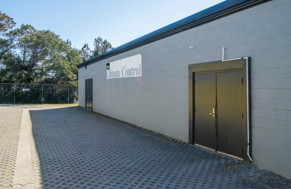 Facility photo: //images.sparefoot.com/medium/24211868c4325318e16.jpg