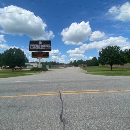Facility photo: //images.sparefoot.com/medium/24212168c43a44a719a.jpg