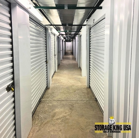 Facility photo: //images.sparefoot.com/medium/24212168c43a4a68c60.jpg