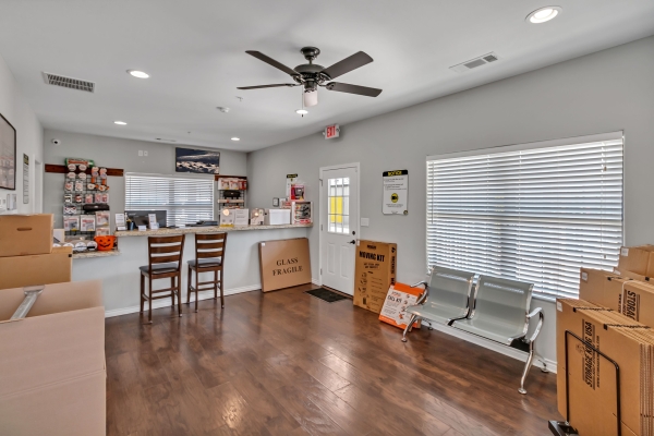 Facility photo: //images.sparefoot.com/medium/24213268c8473892b77.jpg