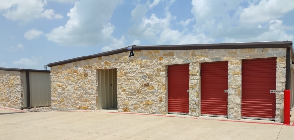 Facility photo: //images.sparefoot.com/medium/24213368c853c915a9b.jpg