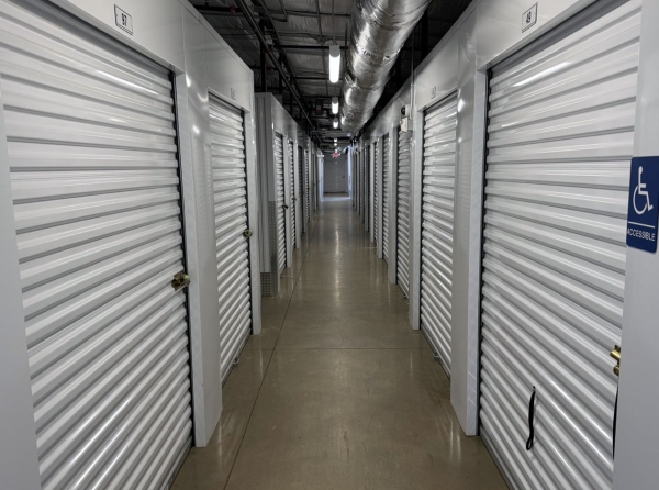 Facility photo: //images.sparefoot.com/medium/24214268cc7d62867df.jpeg
