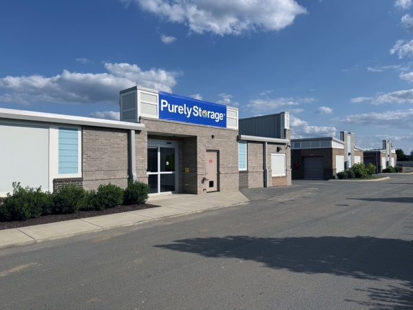 Facility photo: //images.sparefoot.com/medium/24214268cc7d644ba88.jpeg