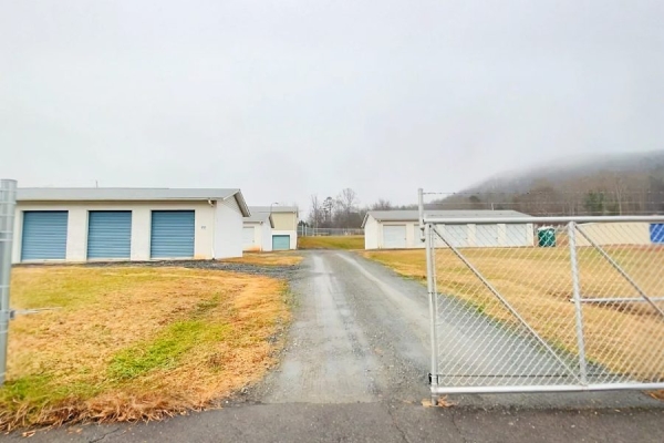 Facility photo: //images.sparefoot.com/medium/24214468c88af21d293.jpg