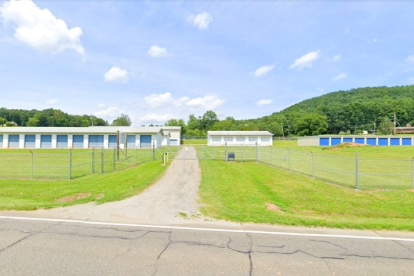 Facility photo: //images.sparefoot.com/medium/24214468c88af3b6d1d.jpg
