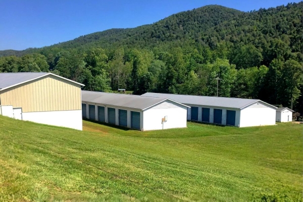 Facility photo: //images.sparefoot.com/medium/24214468c88af46d3df.jpg