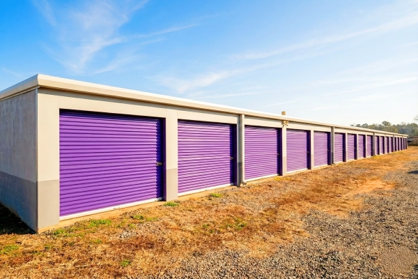 Facility photo: //images.sparefoot.com/medium/242144692400c10cd52.jpg