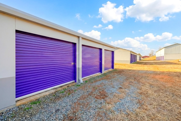 Facility photo: //images.sparefoot.com/medium/242144692400c1dce01.jpg